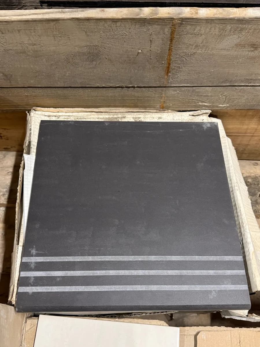 Rak black matt trappeflis 30x30 21 kvm gulv - bilde 1