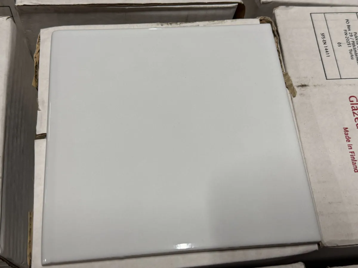 White glossy 15x15 19 kvm vegg - bilde 1