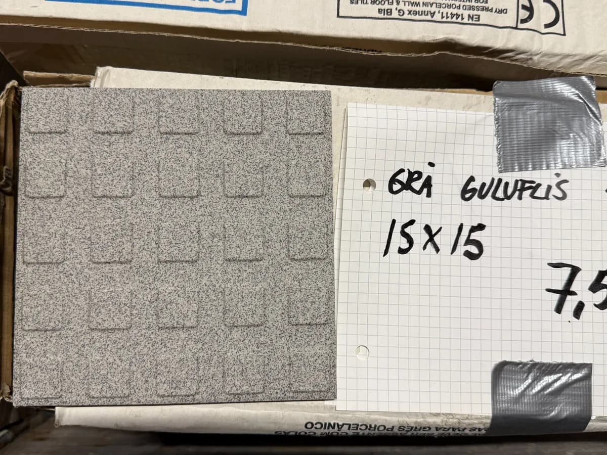 Top skilsikker rutete grå 15x15 7,5 kvm gulv - bilde 1