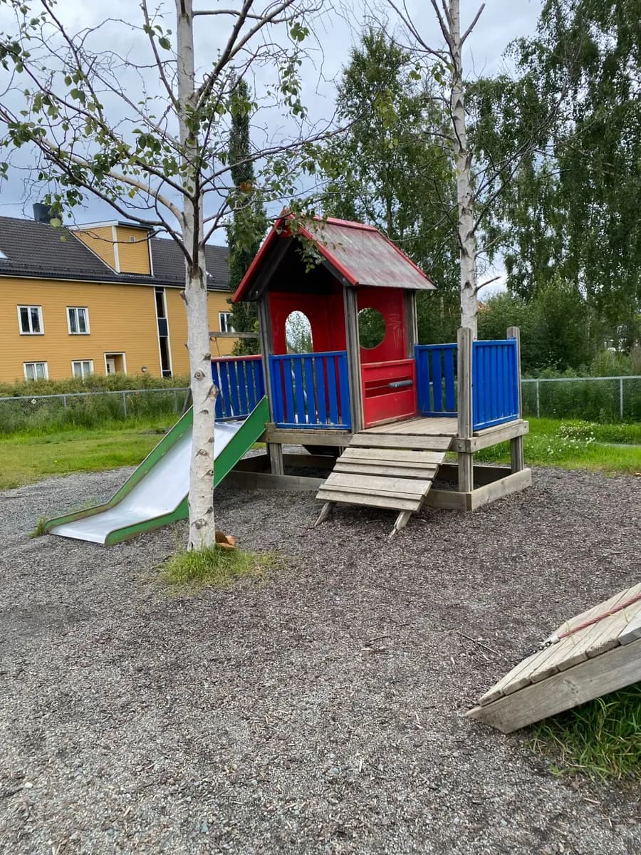 Lekeplass med rutsjebane - bilde 1