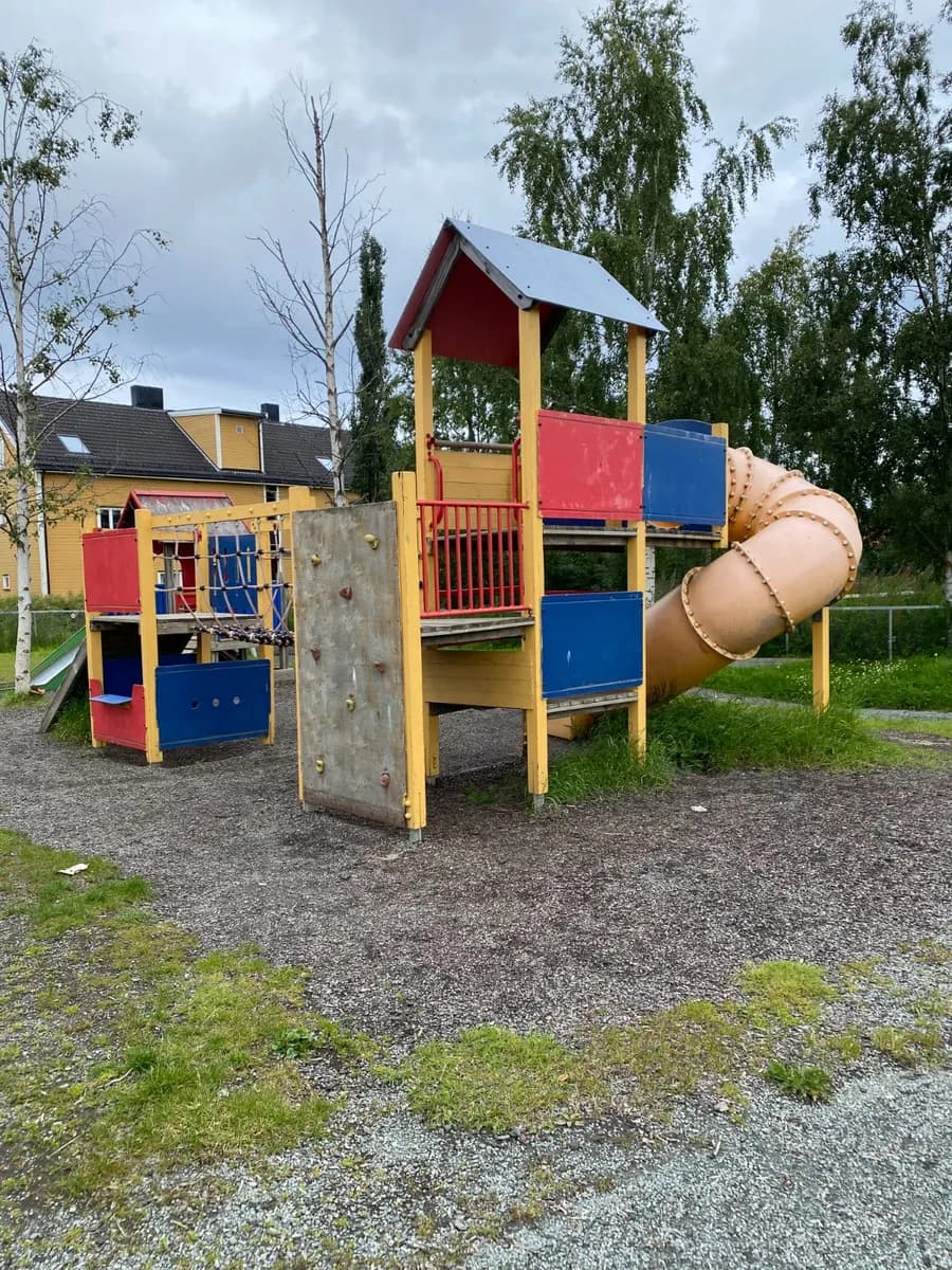 Lekeapparat med sklie - bilde 1